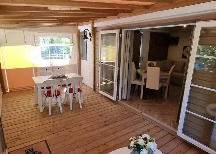 Mobile Home Avec Terrasse Et Piscine.