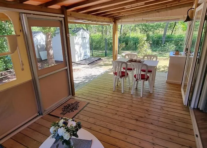 Mobile Home Avec Terrasse Et Piscine.