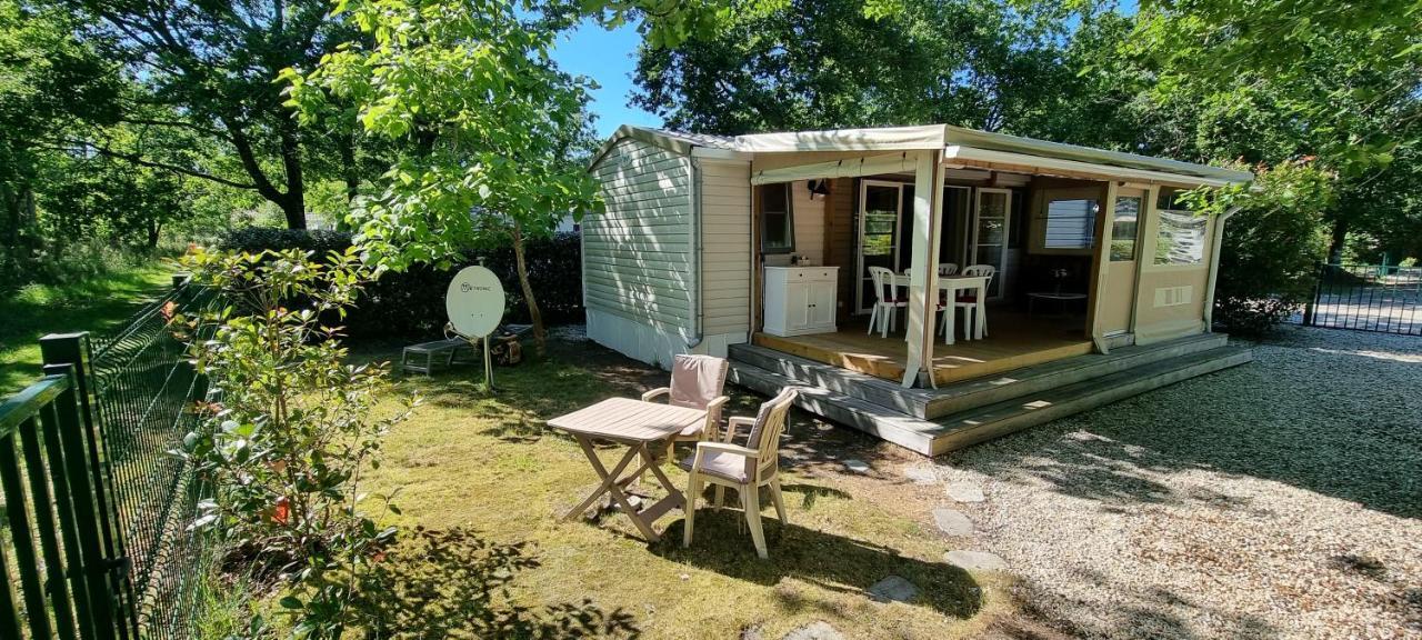Mobile Avec Terrasse Et Piscine. Chalet *