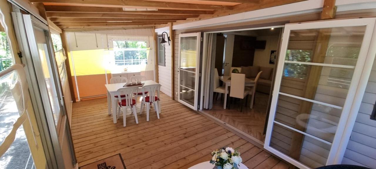 Chalet Mobile Avec Terrasse Et Piscine.