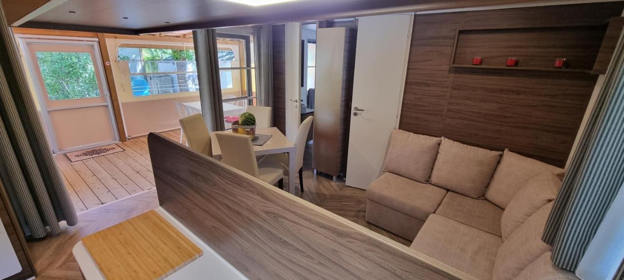 Chalet Mobile Avec Terrasse Et Piscine. *