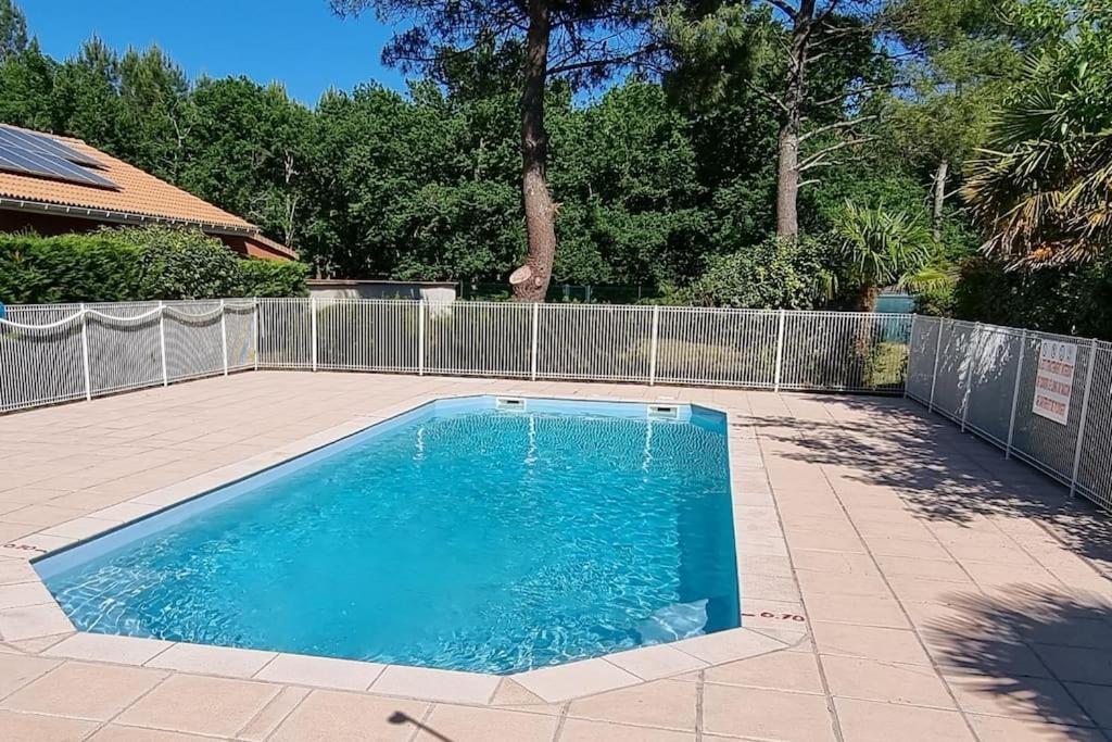 Mobile Avec Terrasse Et Piscine. Hourtin